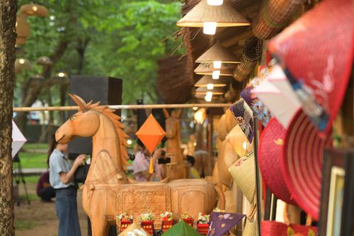 “Vườn Ánh sáng” được kiến tạo như một không gian trưng bày nghệ thuật đèn lồng đặc sắc, quy tụ nhiều nghệ nhân, cơ sở thủ công và làng nghề tiêu biểu trên cả nước như: làng nghề đèn lồng Cao Viên (Thanh Oai, Hà Nội), làng nghề mây tre đan Phú Vinh (Phú Nghĩa, Hà Nội), làng nghề cói Kim Sơn (Ninh Bình), Nghệ nhân lọng, đèn Hoàng Ngọc Tuyên (Huế), làng nghề mây tre đan Bao La (Huế), cơ sở đèn lồng đèn nón lá Hải Dương (Huế), đèn lồng Dé Lantana (Hội An), đèn lồng Trọng Bình Cổ Đăng (Tp Hồ Chí Minh)...