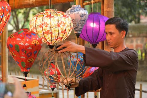 Các tác phẩm đèn lồng được chế tác công phu từ những chất liệu truyền thống như nan tre, lụa, giấy dó, kết hợp cùng nghệ thuật sắp đặt và ánh sáng đương đại, tạo nên một không gian trải nghiệm giàu tính thẩm mỹ và chiều sâu văn hóa.