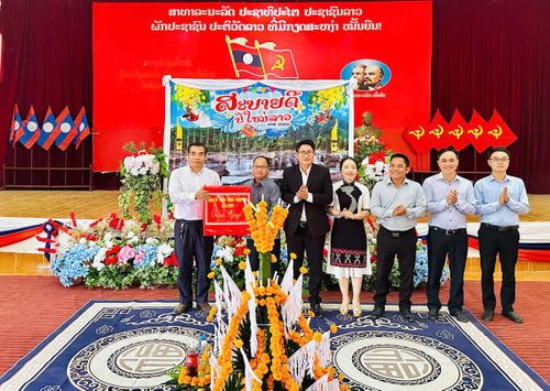 Lãnh đạo xã A Lưới 3 thăm, chúc Tết cổ truyền Bunpimay 2026 tại huyện Sa Muội. Ảnh: M.L.