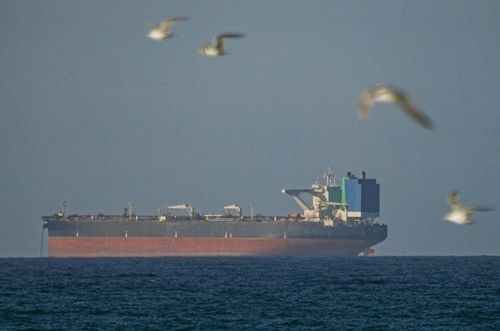 Một tàu chờ được đi qua Eo biển Hormuz sau khi Mỹ và Iran đạt được lệnh ngừng bắn tạm thời kéo dài hai tuần, với điều kiện tuyến đường này được mở lại. Ảnh: Anadolu Agency