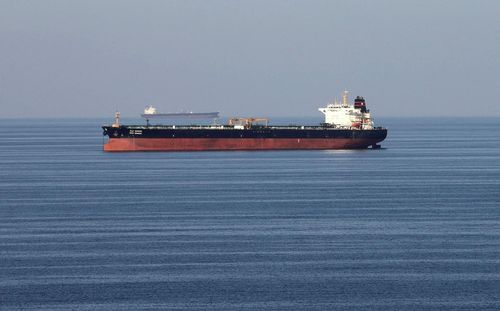 Tàu chở dầu di chuyển qua eo biển Hormuz. Ảnh: Reuters