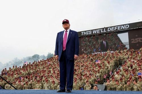 Tổng thống Trump trong một sự kiện với các binh sĩ Mỹ. Ảnh: Reuters