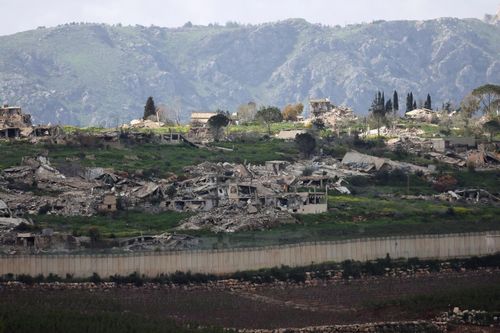 Các tòa nhà bị hư hại tại Kafr Kila sau hoạt động của quân đội Israel dọc biên giới giữa Israel và Lebanon ngày 9/4. Ảnh: Reuters.