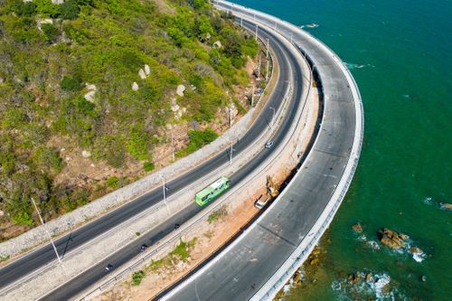  Đoạn đường qua Đèo Nước Ngọt đã được nhà thầu hoàn thành thảm nhựa, lắp lan can. 