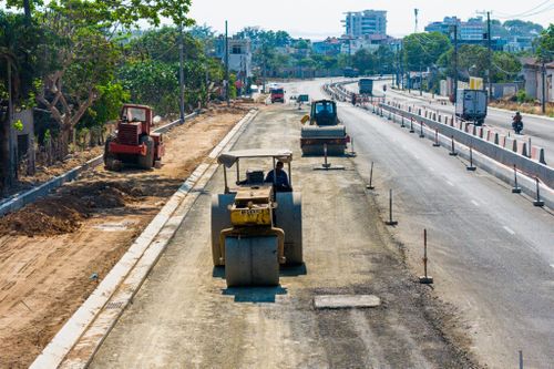  Đoạn gần đèo Nước Ngọt có không khí thi công diễn ra khẩn trương, hàng chục xe lu, máy móc lu lèn mặt đường, chuẩn bị thảm nhựa. 