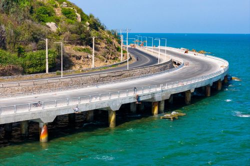  Để thực hiện công trình này, nhà thầu đã bố trí nhiều mũi thi công, tập trung vào việc khoan cọc khoan nhồi, nhằm đảm bảo kết cấu vững chắc cho công trình. 