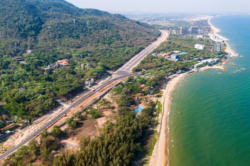 Đoạn từ đèo Nước Ngọt qua địa phận xã Phước Hải cũng đang được nhà thầu khẩn trương thi công mở rộng nền đường. 