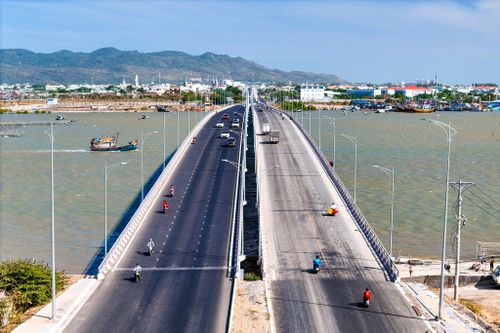 Cạnh đó, cầu Cửa Lấp 2 nối phường Vũng Tàu và xã Long Đất được đầu tư xây mới song song với cầu hiện hữu cũng đã đưa vào sử dụng. 