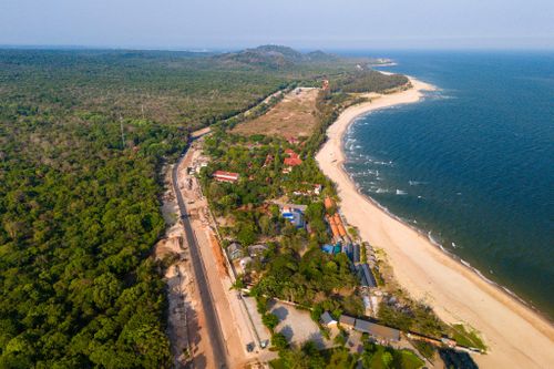  Dự kiến, toàn tuyến đường ven biển này sẽ hoàn thành và đưa vào khai thác vào cuối năm 2026. Trong ảnh là đoạn đường ven biển đang được thi công qua xã Xuyên Mộc. 