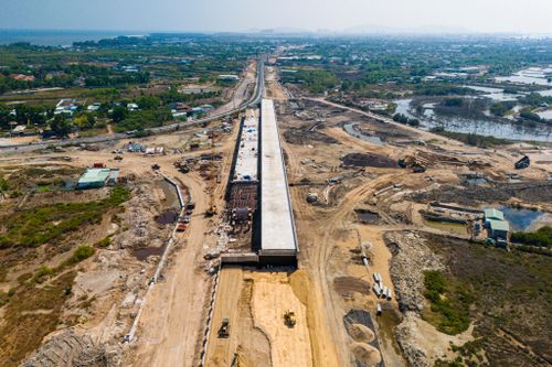  Tại nút giao giữa đường ven biển và đường nối cao tốc Biên Hòa - Vũng Tàu, không khí thi công diễn ra khẩn trương. Hạng mục cầu vượt tại dự án đang được thi công hoàn thiện phần mặt cầu. 