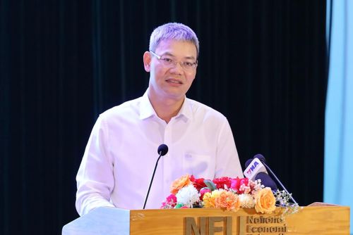  Đại tá Nguyễn Anh Tuấn, Phó Cục trưởng Cục An ninh chính trị nội bộ (A03), tham luận tại hội nghị. Ảnh: Bộ GD&amp;ĐT.