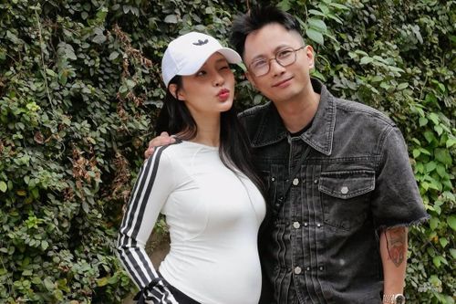 "Lấy chồng từ năm 23 tuổi, thời vẫn còn quen thuộc với đám cưới truyền thống... nên tập trung cao độ, chú rể nói gì là cô dâu nhớ hết. So số năm lẻ với số năm kỷ niệm của các bố mẹ chúng ta thì còn phải học tập nhiều ạ, nhưng năm nào cũng nhắc để nhớ lại hình ảnh non và trẻ của chúng mình ngày ấy", Thanh Huyền viết.
