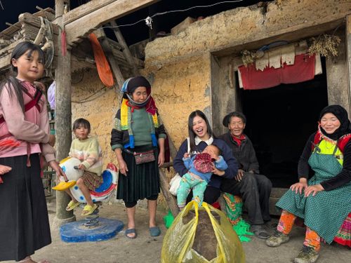  Du khách lưu trú, trải nghiệm cuộc sống bản địa tại Gõ Kiến Homestay trong làng Lô Lô Chải tháng 7/2025. Ảnh: NVCC.