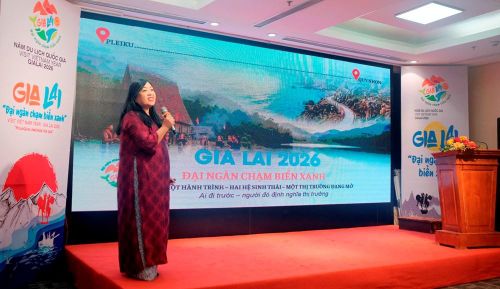 Bà Nguyễn Thị Xuân Lan, Phó chủ tịch Hiệp hội Du lịch Gia Lai giới thiệu các sản phẩm du lịch mới và các tour, tuyến đặc trưng của tỉnh