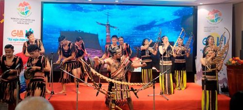 Tiết mục độc tấu đàn T’rưng và hòa tấu nhạc cụ dân tộc “Mừng buôn làng ấm no” được giới thiệu tại Hội nghị
