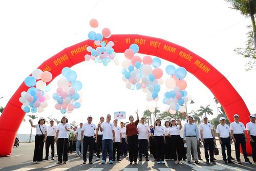Các đại biểu thực hiện nghi thức phát động Ngày sức khỏe toàn dân
