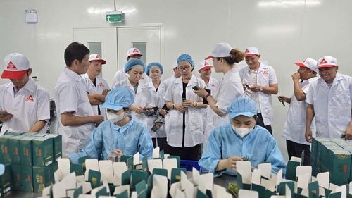 Các đại biểu tham quan nhà nhà máy sản xuất của Trường Sinh Group