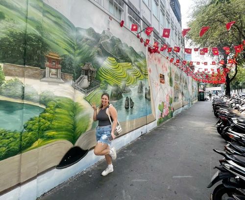 Tuyến đường Hai Bà Trưng (đoạn từ đường Nguyễn Văn Bình đến đường Lê Duẩn) là điểm giữ xe phục vụ khách đến Đường Sách TP.HCM đã tồn tại hơn 10 năm qua. Bên trái là công trình tranh bích họa. Quan sát cho thấy điểm giữ xe vẫn có không gian để người dân di chuyển, tham quan và chụp ảnh