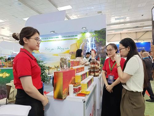 Các doanh nghiệp đồng hành cùng Trung tâm Xúc tiến Đầu tư, Thương mại và Du lịch tỉnh giới thiệu sản phẩm, kết nối đối tác tại hội chợ