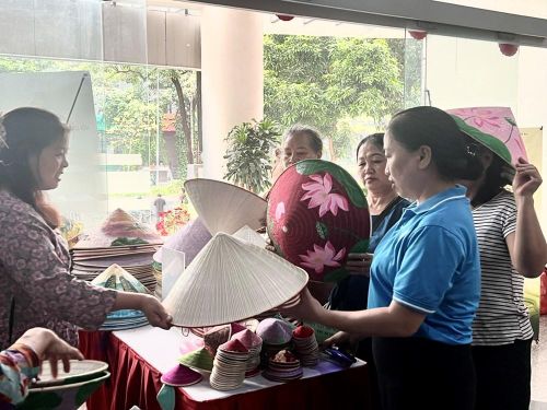 Các gian hàng trưng bày sản phẩm của các doanh nghiệp do phụ nữ làm chủ