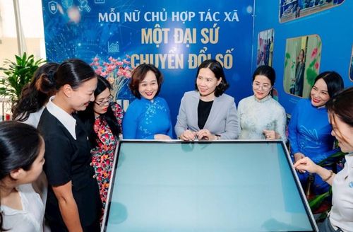 Thường trực Hội LHPN Hà Nội tham quan các gian hàng của hội viên ứng dụng chuyển đổi số