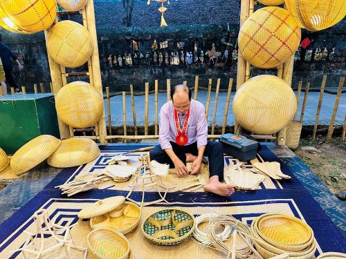 Nghệ nhân các làng nghề tại "Vườn Ánh sáng"