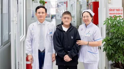 Y bác sĩ Bệnh viện Chợ Rẫy chia vui cùng người bệnh.