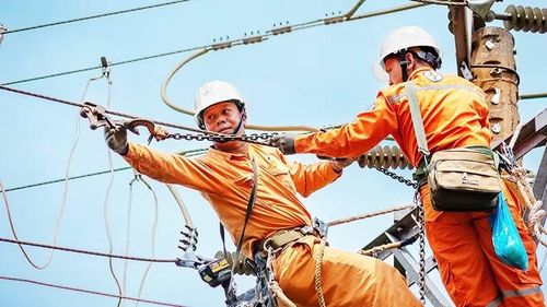 EVNSPC tăng cường kiểm tra định kỳ đường dây bảo đảm cung ứng điện trong mùa khô. Ảnh: TTXVN