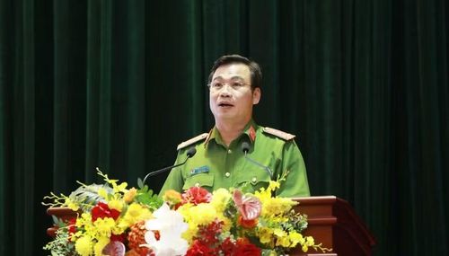 Đại tá Nguyễn Quang Huyên, Phó Giám đốc Công an tỉnh Lạng Sơn trình bày báo cáo kết quả xác định tuyến, địa bàn trọng điểm phức tạp về ma túy, địa bàn không ma túy năm 2025.
