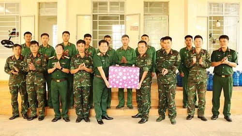 Thiếu tướng Nguyễn Trần Long tặng quà cho cán bộ, chiến sĩ Đội Quy tập mộ liệt sĩ.