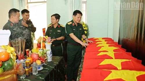 Thiếu tướng Nguyễn Trần Long đến nơi bảo quản các hài cốt liệt sĩ.
