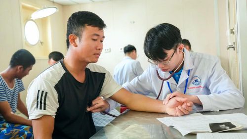 Bác sĩ Bệnh viện Thống Nhất khám tổng quát cho các lực lượng làm nhiệm vụ tại đặc khu Trường Sa.