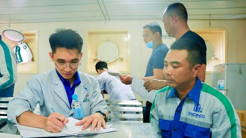 Bác sĩ Bệnh viện Ung bướu Thành phố Hồ Chí Minh phân tích điện tâm đồ.