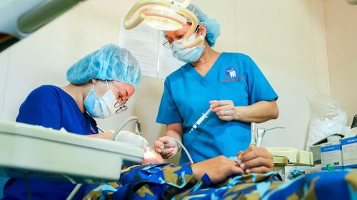 Bác sĩ Bệnh viện Răng Hàm Mặt Trung ương Thành phố Hồ Chí Minh thực hiện thủ thuật nha khoa.