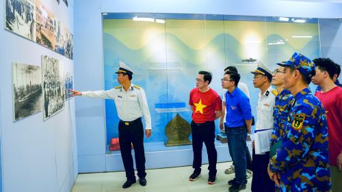 Đoàn công tác tham quan Nhà truyền thống tại đảo Trường Sa.