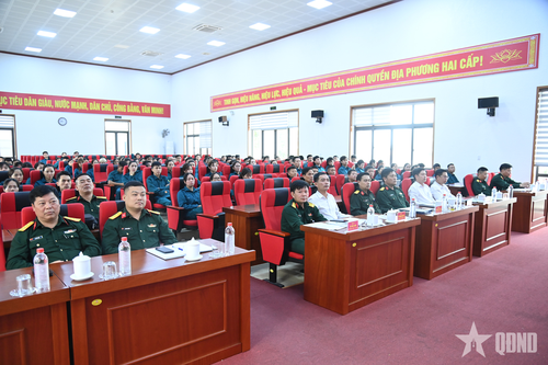 Các đại biểu dự khai mạc. 