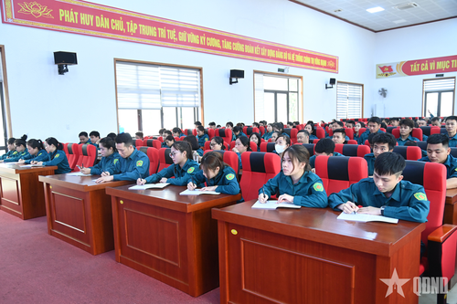  Ngay sau khai mạc, các đồng chí dân quân được nghiên cứu một số nội dung về giáo dục chính trị - pháp luật. 