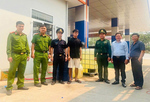 Đối tượng Hồ Viết Kham (giữa) và tang vật. Ảnh: Công an tỉnh Quảng Trị