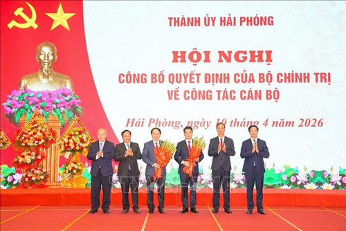 Lãnh đạo TP Hải Phòng tặng hoa chúc mừng đồng chí Lê Tiến Châu, Phó thủ tướng Chính phủ, Bí thư Thành ủy Hải Phòng tiền nhiệm (đứng thứ ba từ bên trái sang) và đồng chí Lê Ngọc Châu, Bí thư Thành ủy Hải Phòng (đứng thứ tư từ bên trái sang).