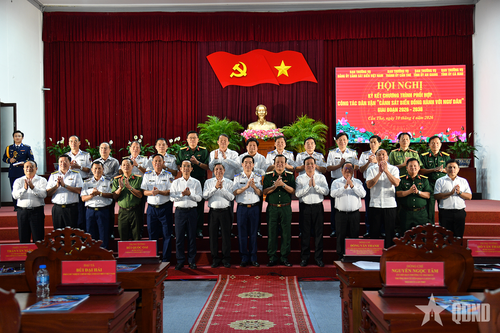 Các đại biểu chụp ảnh lưu niệm.
