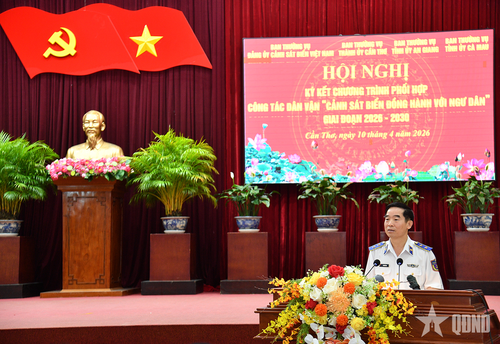 Trung tướng Bùi Quốc Oai, Bí thư Đảng ủy, Chính ủy Cảnh sát biển Việt Nam phát biểu tại hội nghị.