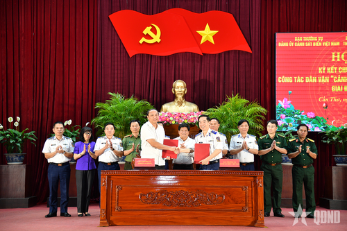 Cảnh sát biển Việt Nam và Ban thường vụ Tỉnh ủy An Giang ký kết chương trình phối hợp.
