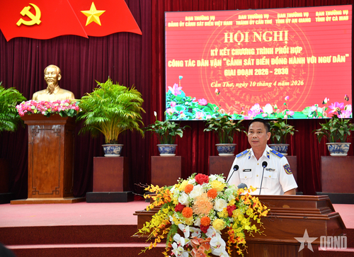Thiếu tướng Nguyễn Văn Dũng, Bí thư Đảng ủy, Chính ủy Bộ tư lệnh Vùng Cảnh sát biển 4 trình bày kết quả từ đợt ký kết với các địa phương thực hiện chương trình "Cảnh sát biển đồng hành với ngư dân" trước khi sáp nhập.