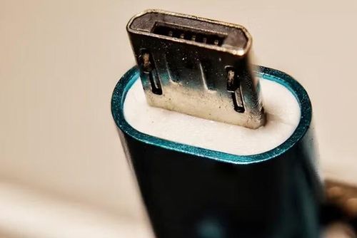 Sự chuyển đổi sang USB-C không chỉ là bước tiến công nghệ mà còn là kết quả của nỗ lực tiêu chuẩn hóa toàn cầu, giúp người dùng giảm phụ kiện rườm rà và nâng cao trải nghiệm kết nối.