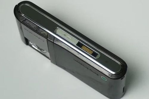 Bên cạnh đó, các hãng như HTC hay Sony Ericsson cũng từng phát triển những cổng riêng như ExtUSB hay FastPort, cho phép truyền dữ liệu, âm thanh và sạc trong cùng một đầu nối nhưng lại thiếu tính phổ biến.