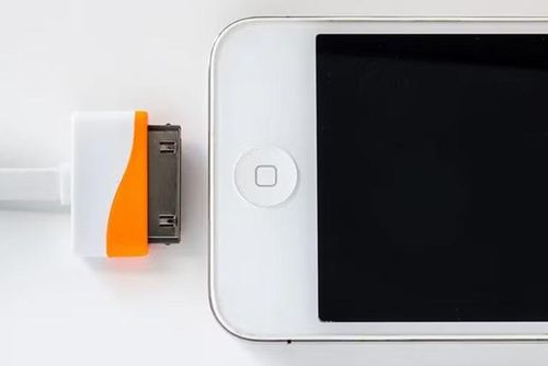 Một trong những cổng nổi bật là đầu nối 30 chân của Apple, xuất hiện từ năm 2003 với thiết kế lớn, hỗ trợ nhiều loại tín hiệu nhưng lại cồng kềnh và nhanh chóng bị thay thế bởi Lightning vào năm 2012.