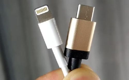 Tuy nhiên, để đạt được sự thống nhất như hiện nay, ngành công nghiệp di động đã trải qua một giai đoạn dài với nhiều chuẩn kết nối riêng biệt, thậm chí mang tính độc quyền từ các hãng.