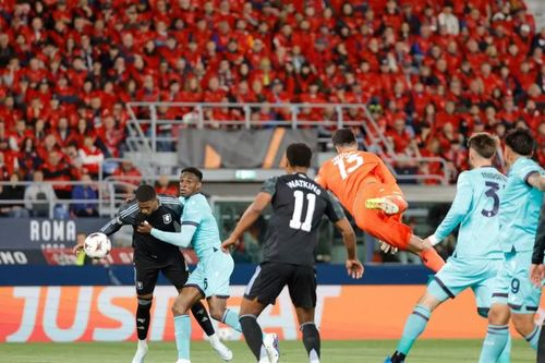 Thực tế, Aston Villa nhập cuộc không phải với ý đồ “ăn tươi nuốt sống” Bologna, trái lại họ kiên nhẫn chờ thời cơ tung đòn kết liễu đối phương. Sự toan tính ấy cho kết quả khi trung vệ Ezri Konsa đánh đầu chính xác mở tỷ số ở phút 44.
