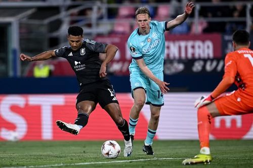 Tiếp đến, tiền đạo Ollie Watkins trừng phạt sai lầm của hậu vệ Torbjorn Heggem để nhân đôi cách biệt cho Aston Villa ở phút 51.