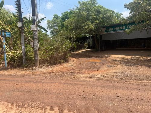 Nhiều đường dân sinh quanh dự án bị hư hỏng nghiêm trọng, hàng quán đóng kín vì bụi